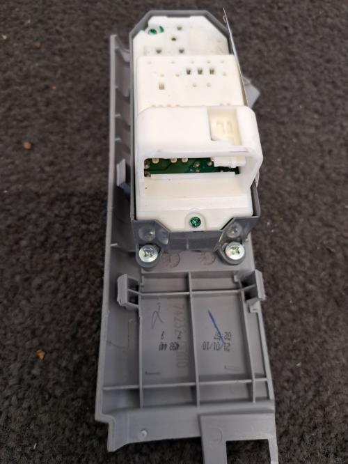 Image Interrupteur de leve vitre avant gauche - TOYOTA YARIS 2