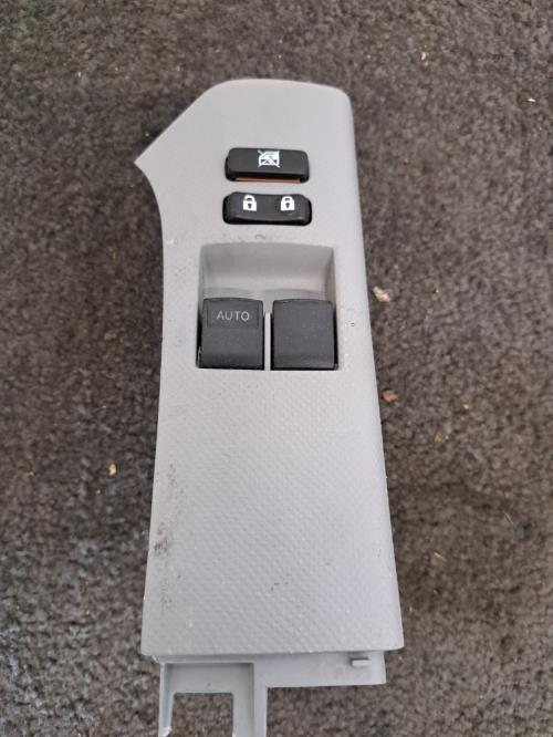 Image Interrupteur de leve vitre avant gauche - TOYOTA YARIS 2