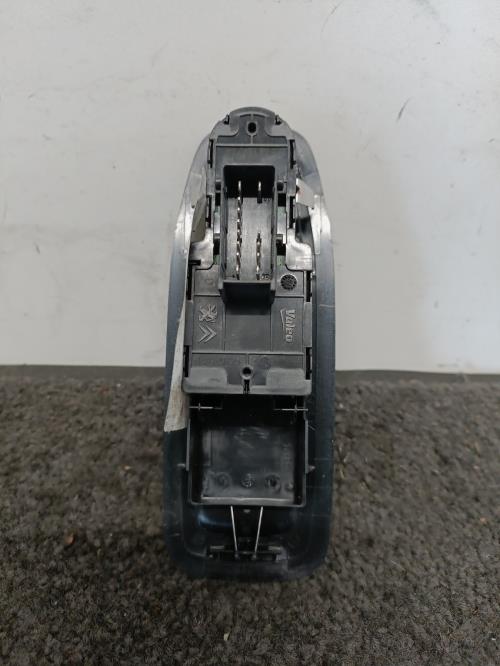 Image Interrupteur de leve vitre avant gauche - PEUGEOT 208 1