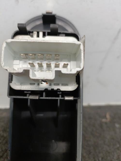 Image Interrupteur de leve vitre avant gauche - RENAULT CLIO 3