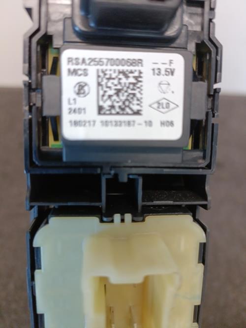 Image Interrupteur de leve vitre avant gauche - RENAULT CLIO 4