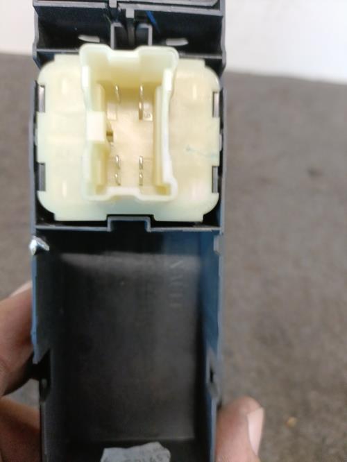 Image Interrupteur de leve vitre avant gauche - RENAULT CLIO 4