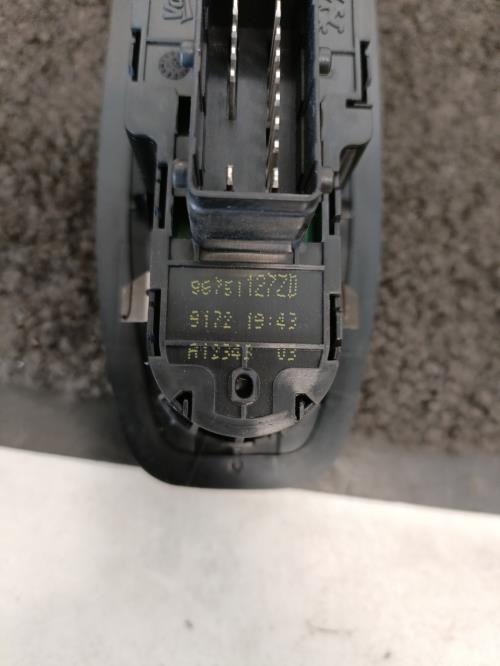Image Interrupteur de leve vitre avant gauche - PEUGEOT 208 1
