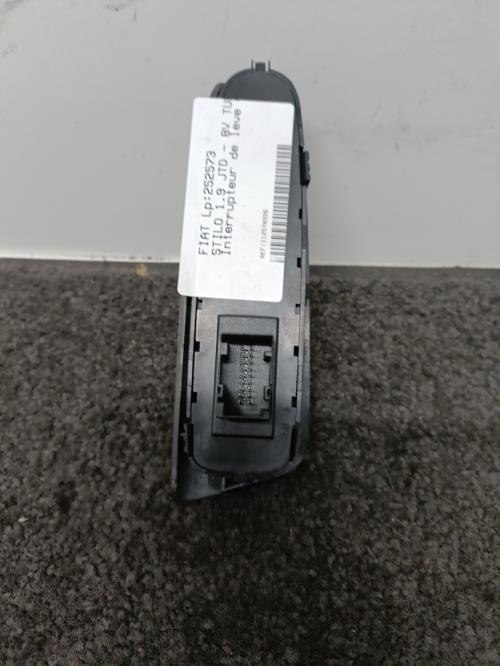 Image Interrupteur de leve vitre avant gauche - FIAT STILO