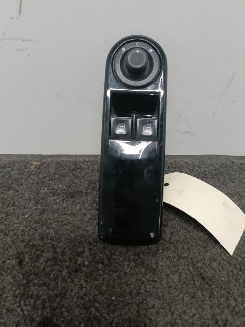 Image Interrupteur de leve vitre avant gauche - RENAULT CLIO 4