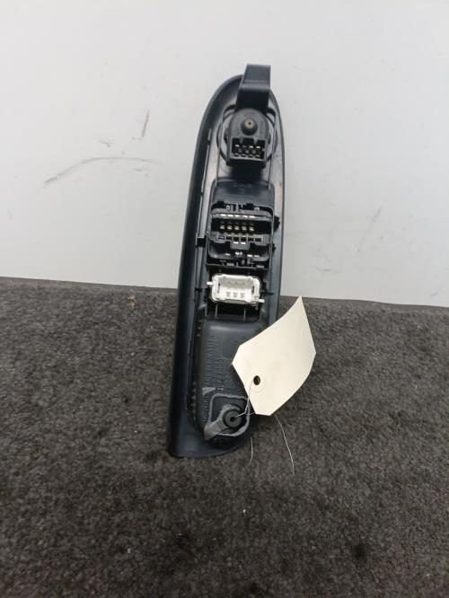 Image Interrupteur de leve vitre avant gauche - RENAULT CLIO 2