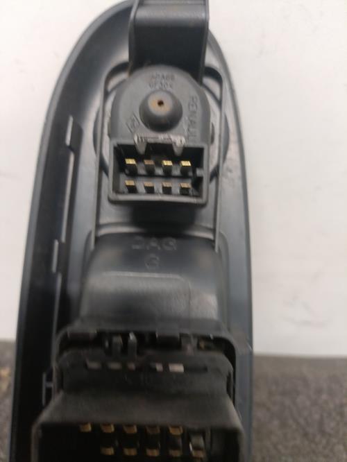 Image Interrupteur de leve vitre avant gauche - RENAULT CLIO 2
