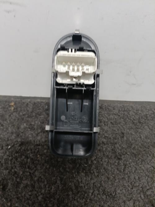 Image Interrupteur de leve vitre avant gauche - RENAULT CLIO 3