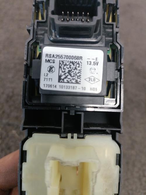 Image Interrupteur de leve vitre avant gauche - RENAULT CLIO 4