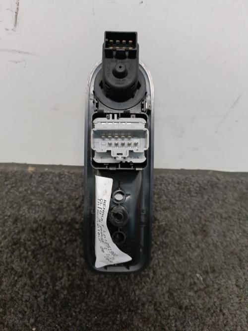 Image Interrupteur de leve vitre avant gauche - RENAULT CLIO 3