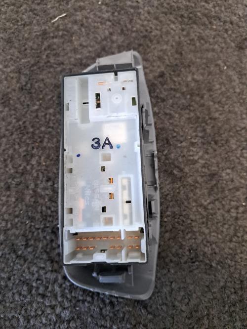 Image Interrupteur de leve vitre avant gauche - NISSAN NV200