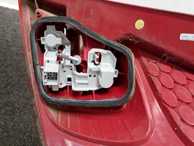 Image Feu arriere principal gauche (feux) - FORD FIESTA 6