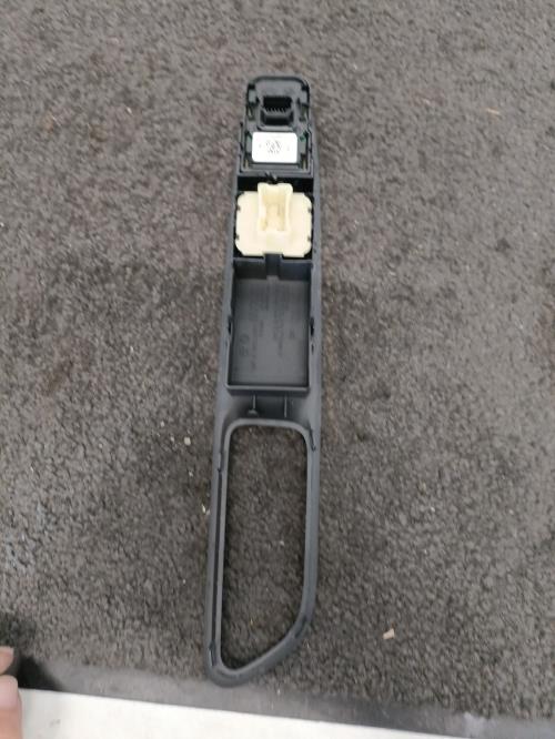 Image Interrupteur de leve vitre avant gauche - RENAULT CLIO 4