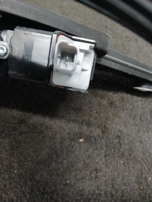 Image Leve vitre electrique avant droit - PEUGEOT 208 2