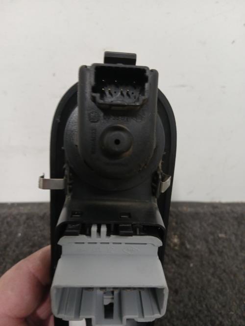 Image Interrupteur de leve vitre avant gauche - RENAULT CLIO 3