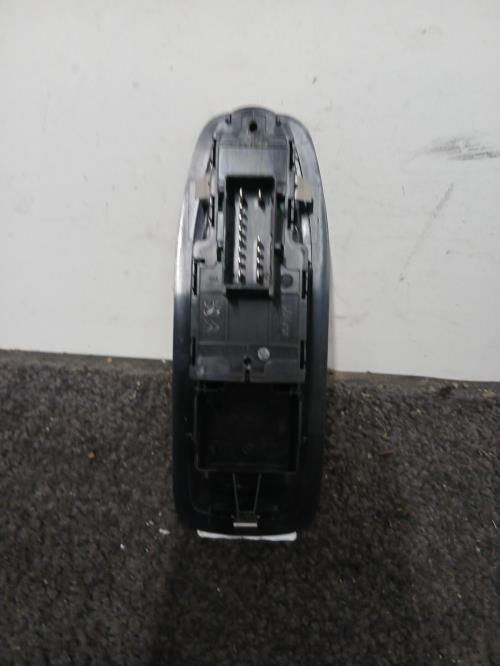 Image Interrupteur de leve vitre avant gauche - PEUGEOT 208 1
