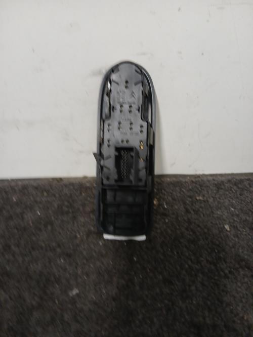 Image Interrupteur de leve vitre avant gauche - PEUGEOT 308 1 SW