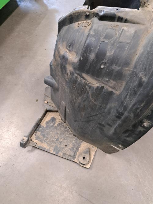 Image Pare boue avant droit - BMW X6 E71