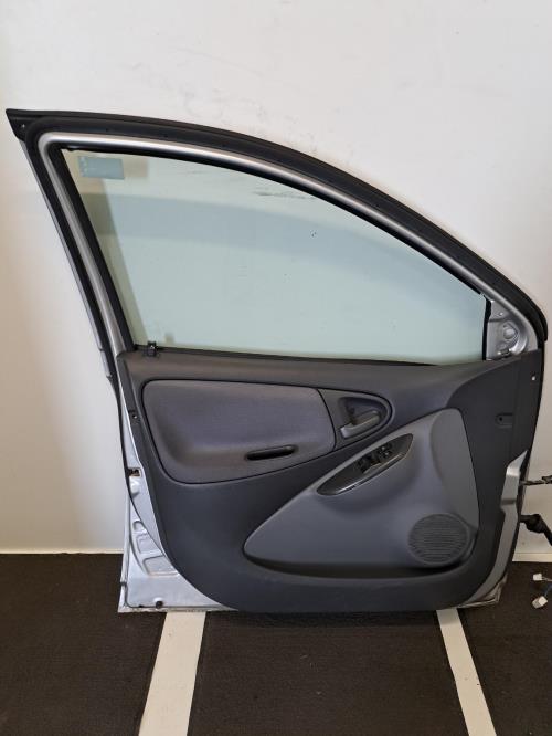 Image Porte avant gauche - TOYOTA YARIS 1