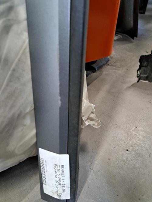Image Baguette de porte avant droite - RENAULT CLIO 5