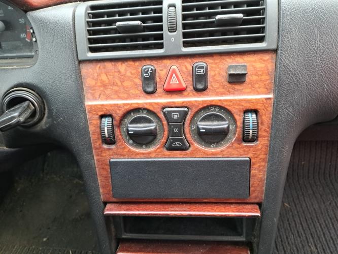 Image Porte avant gauche - MERCEDES CLASSE E 210
