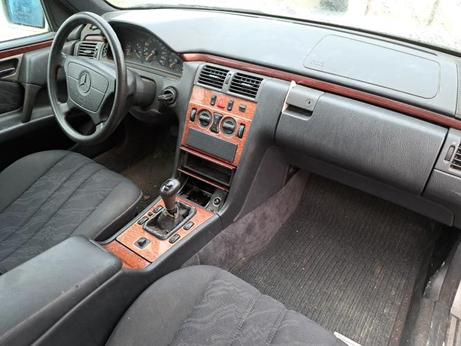 Image Porte avant gauche - MERCEDES CLASSE E 210