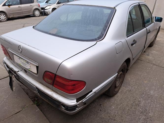 Image Porte avant gauche - MERCEDES CLASSE E 210
