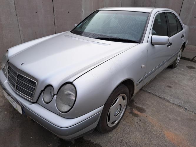 Image Porte avant gauche - MERCEDES CLASSE E 210