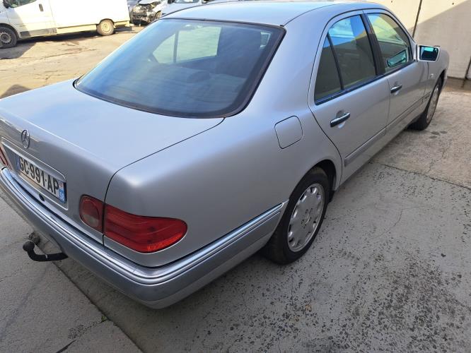 Image Moteur - MERCEDES CLASSE E 210