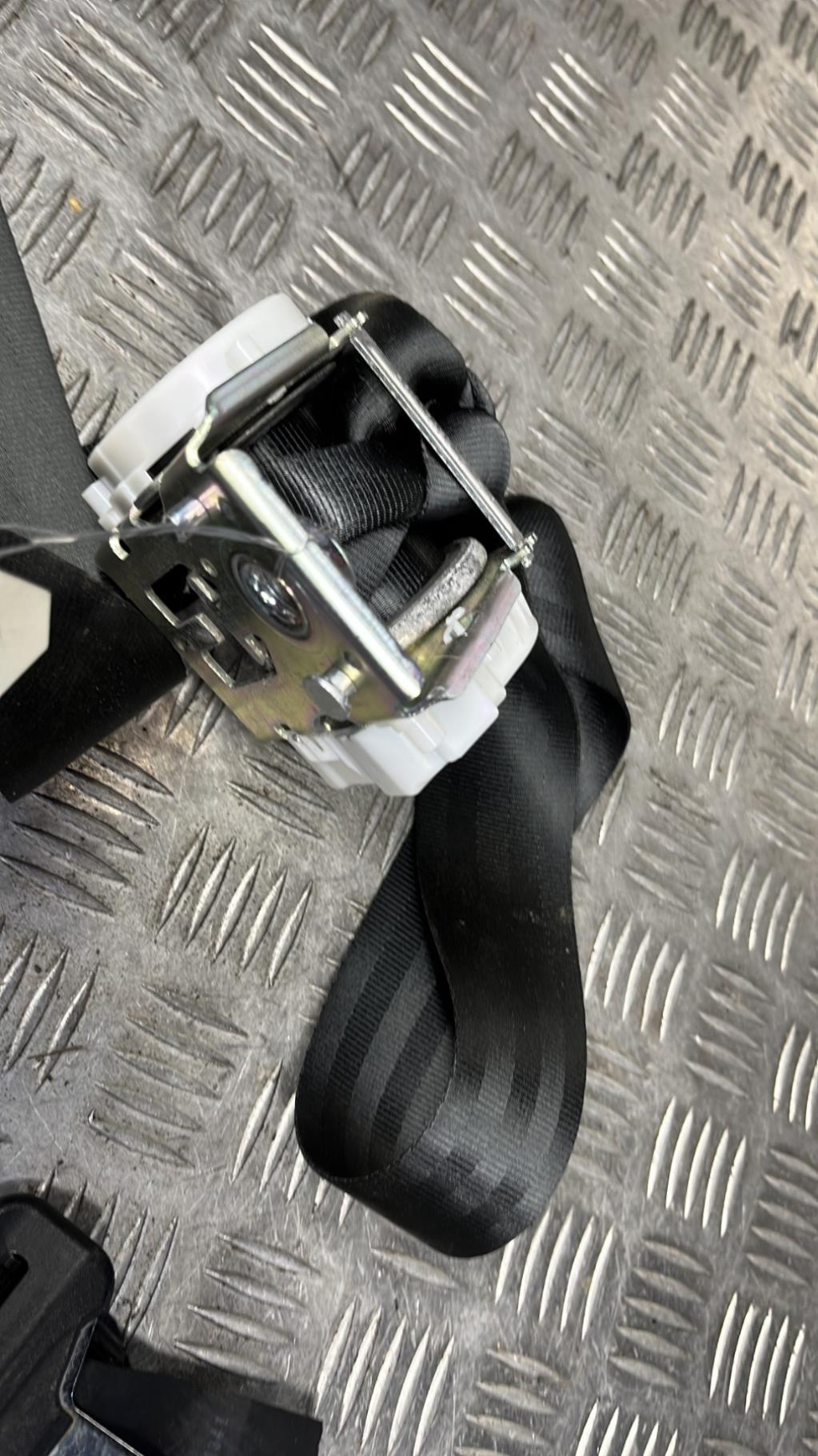 Ceinture arrière droit, Citroën C3 2 · Phase 1