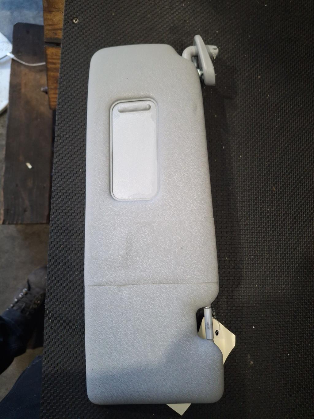 Pare soleil gauche, BMW Serie 1 E87 · Phase 2