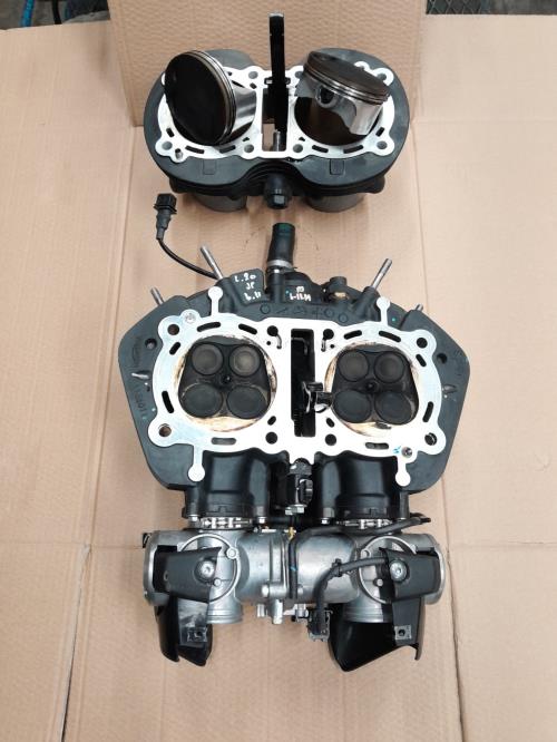 pièce détachée occasion Culasse + cylindre + pistons TRIUMPH