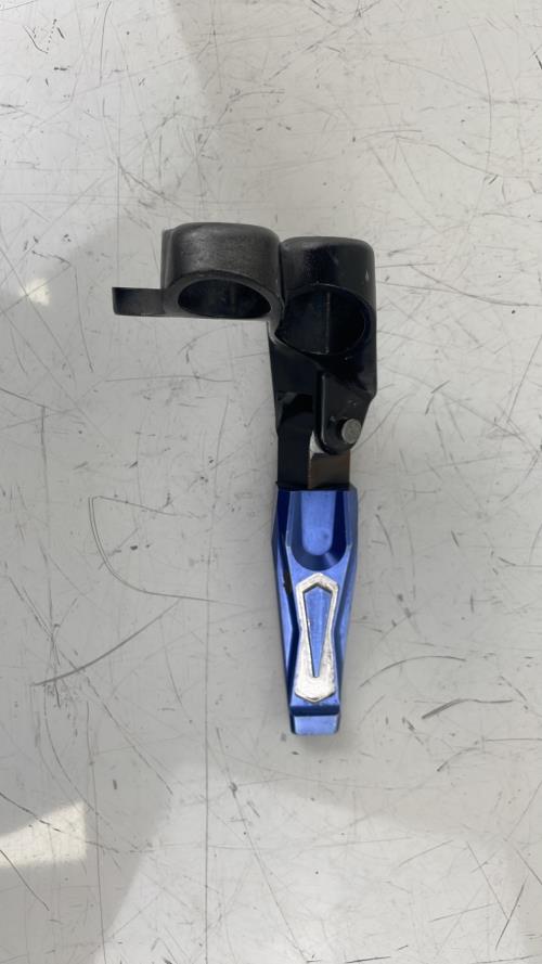 pièce détachée occasion Platine et repose pieds arriere droit YAMAHA