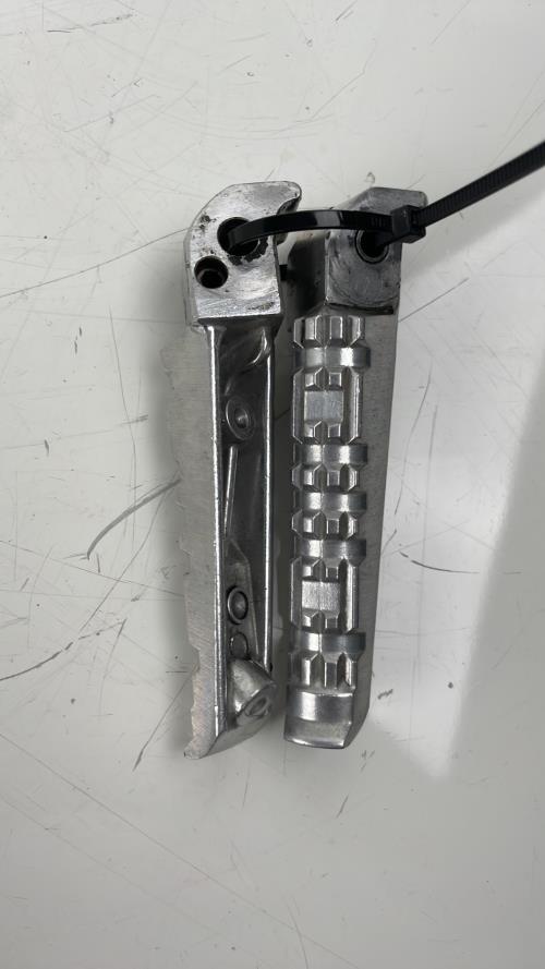 pièce détachée occasion Repose pieds arriere droit YAMAHA