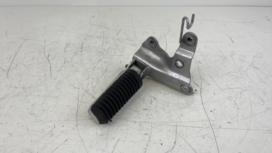 pièce détachée occasion Platine et repose pieds arriere droit YAMAHA