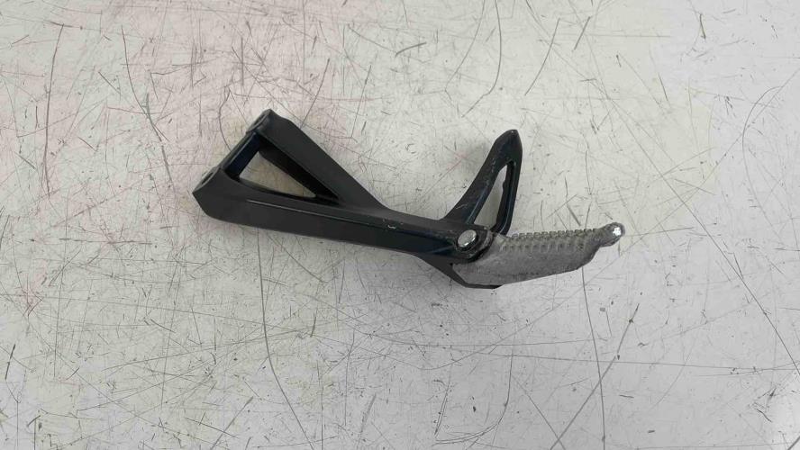 pièce détachée occasion Platine et repose pieds arriere gauche YAMAHA