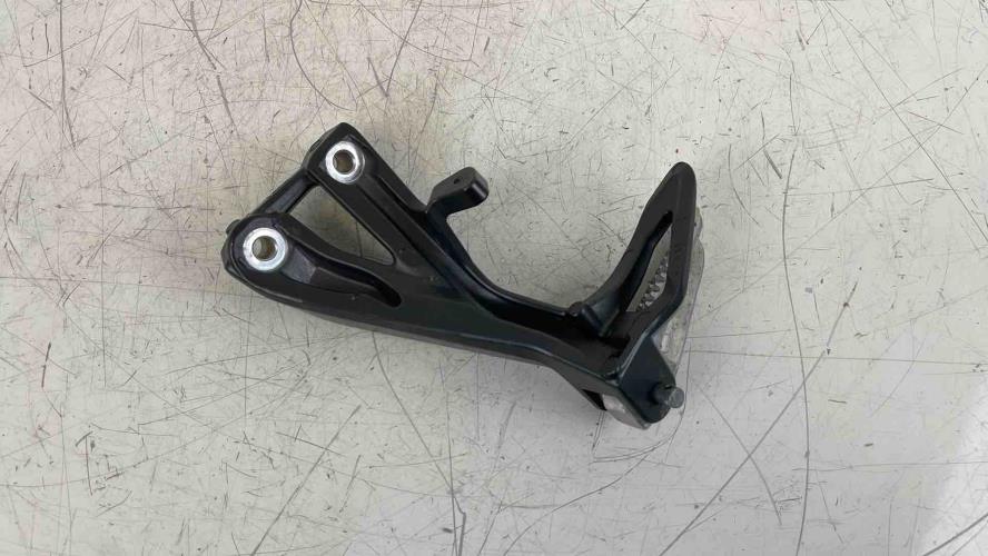 pièce détachée occasion Platine et repose pieds arriere droit YAMAHA