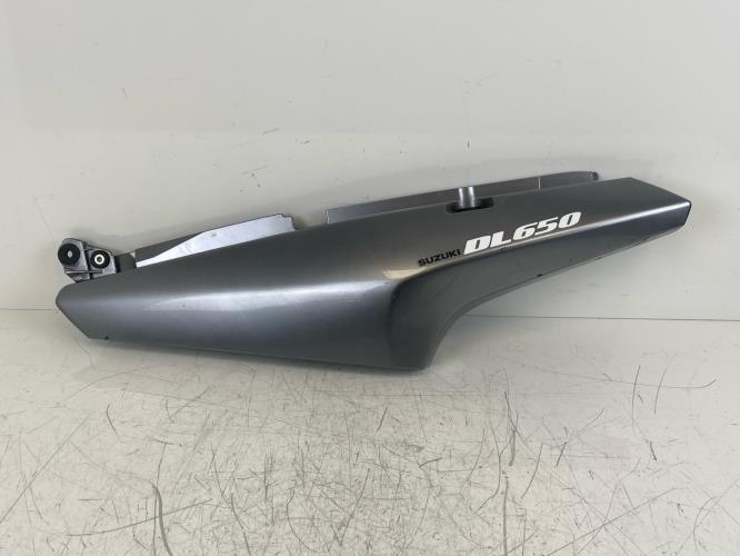 pièce détachée occasion Cache sous selle gauche SUZUKI