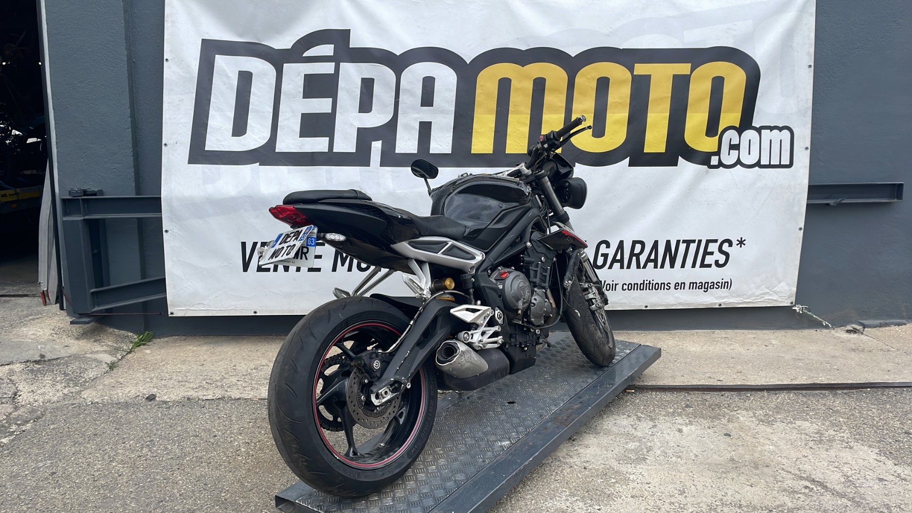 Illustration de TRIUMPHSTREET TRIPLE  765 RS