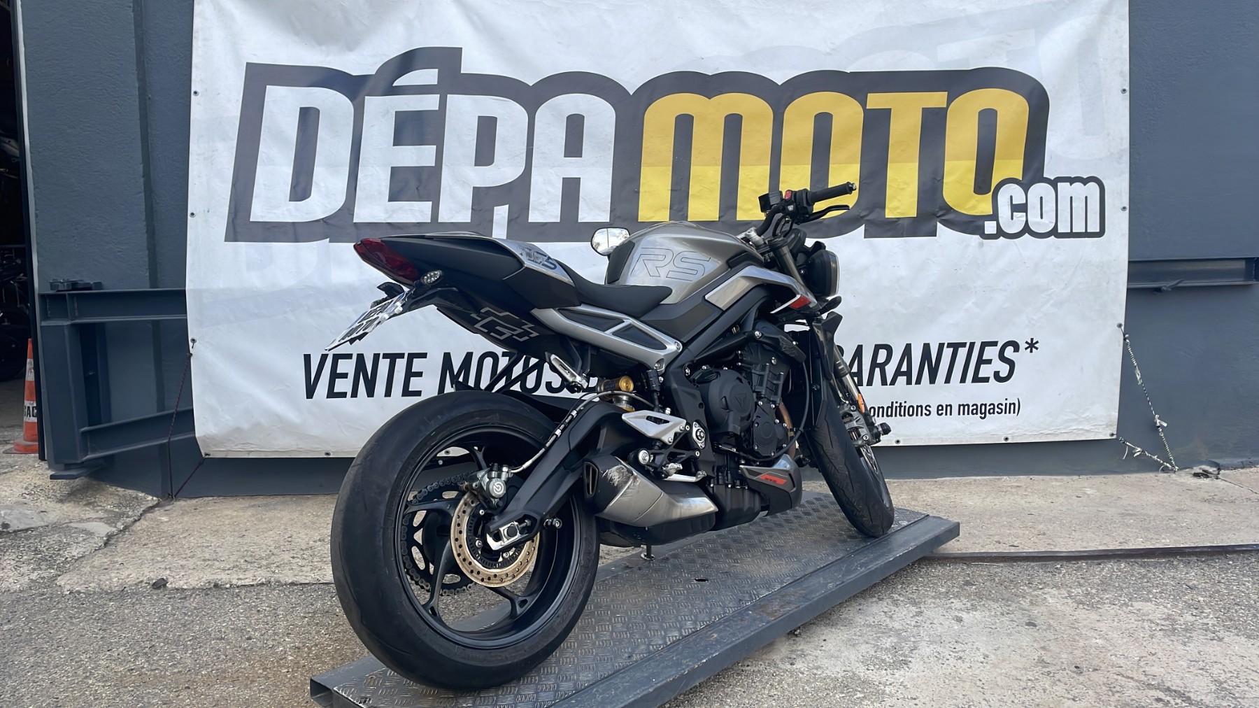 Illustration de TRIUMPHSTREET TRIPLE RS