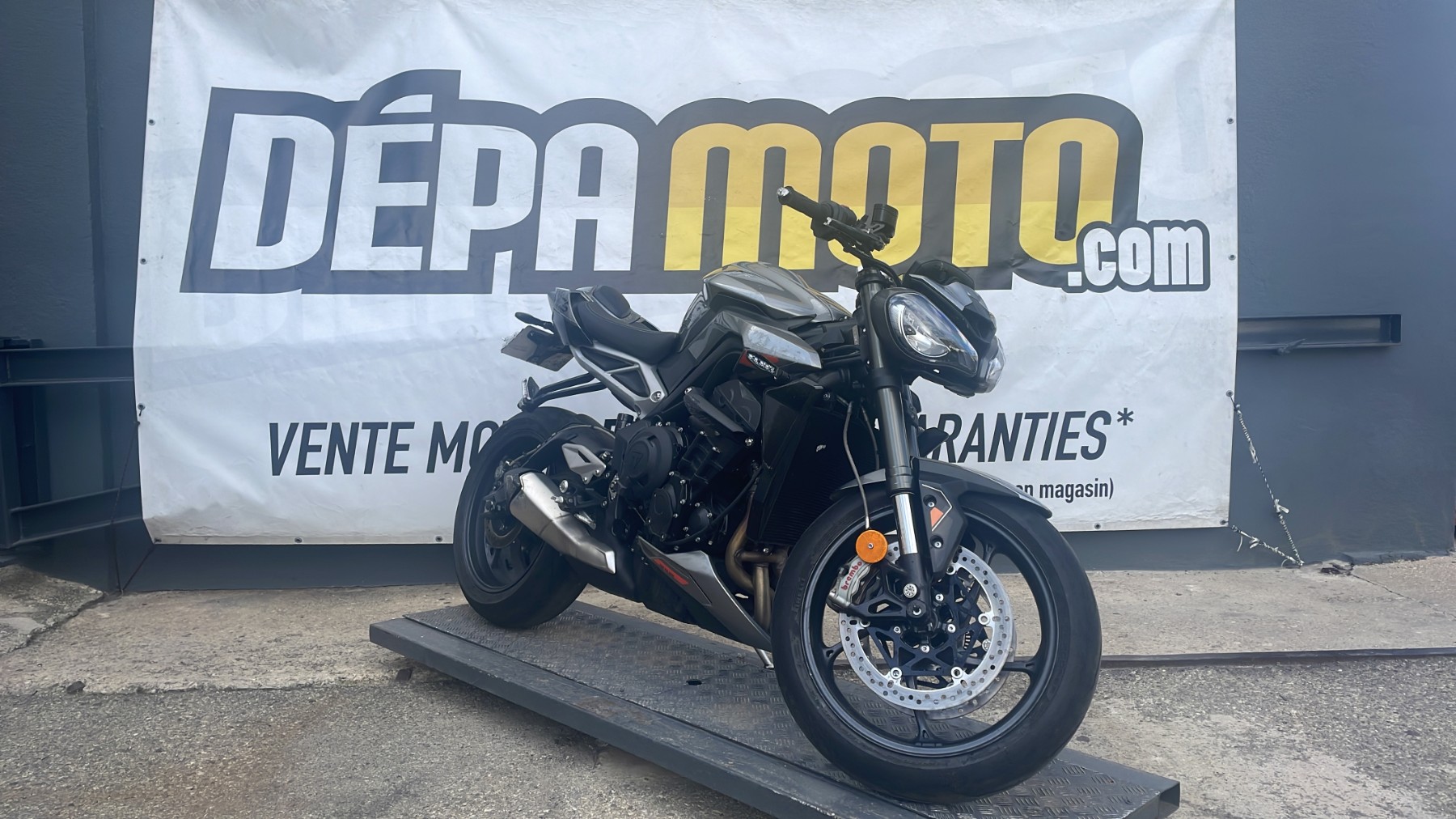 Illustration de TRIUMPH STREET TRIPLE RS