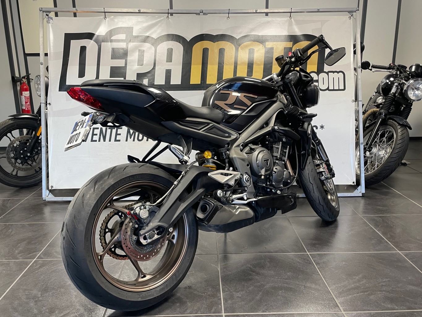 Illustration de TRIUMPHSTREET TRIPLE RS 765