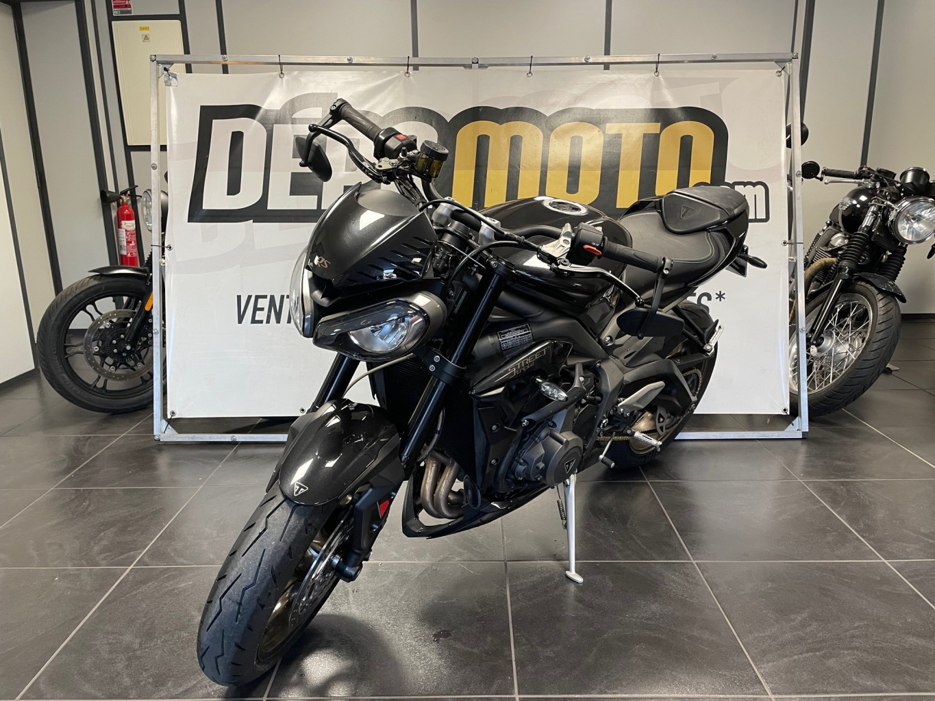 Illustration de TRIUMPHSTREET TRIPLE RS 765