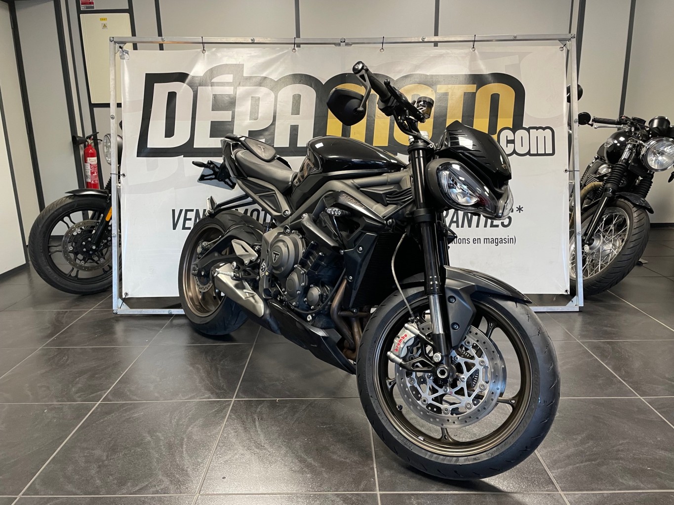 Illustration de TRIUMPH STREET TRIPLE RS 765