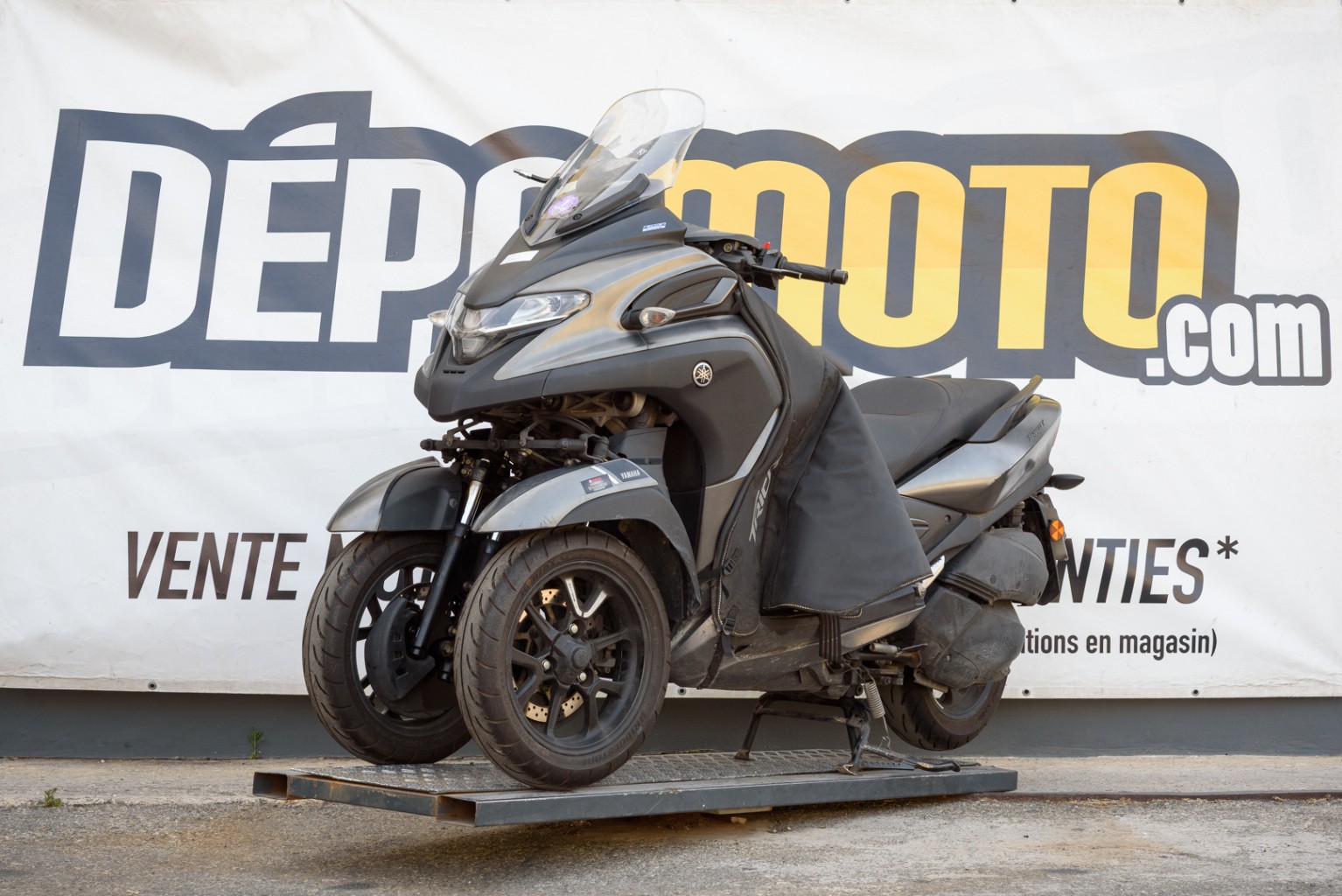 moto accidentée YAMAHA TRICITY 300