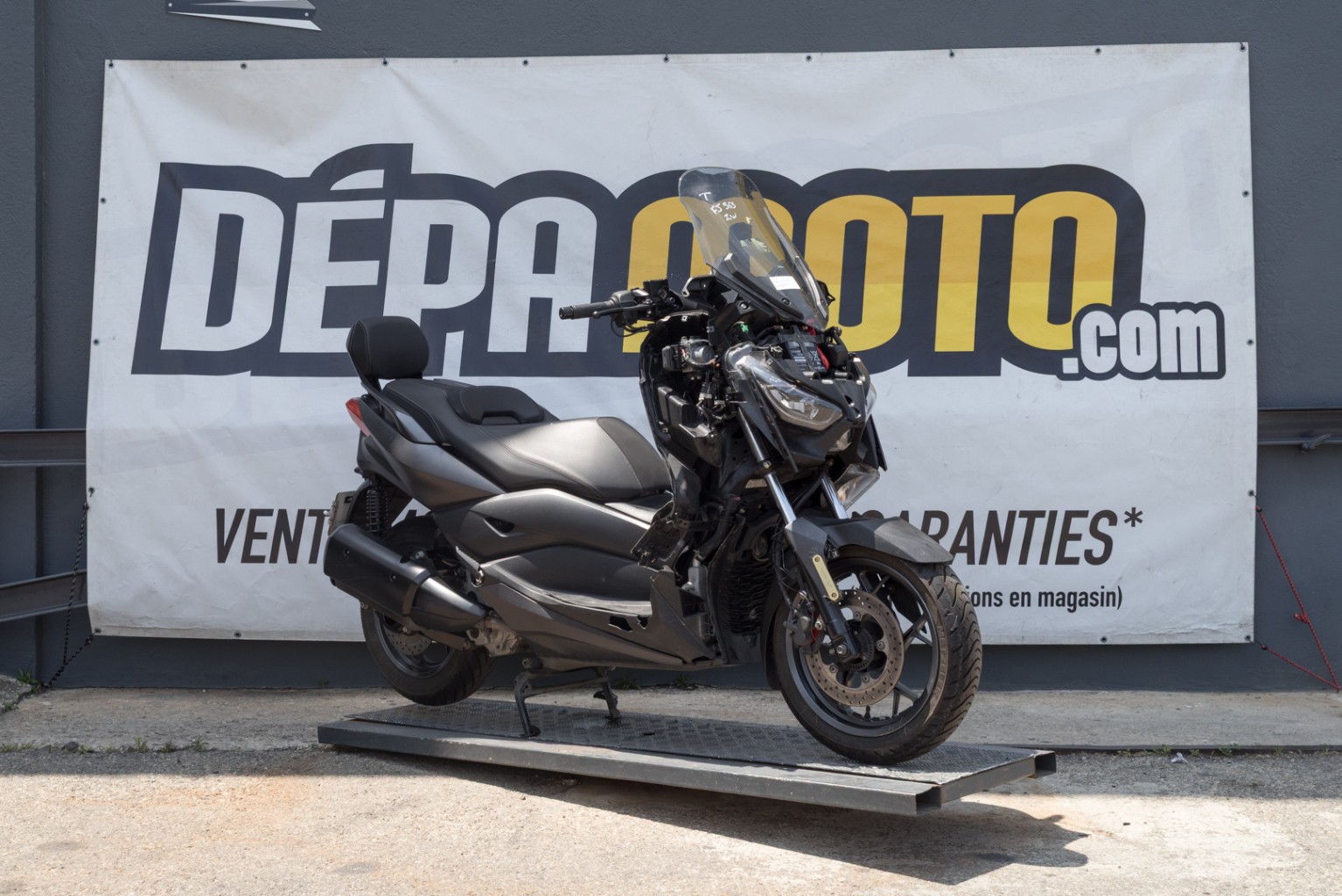 moto accidentée YAMAHA XMAX