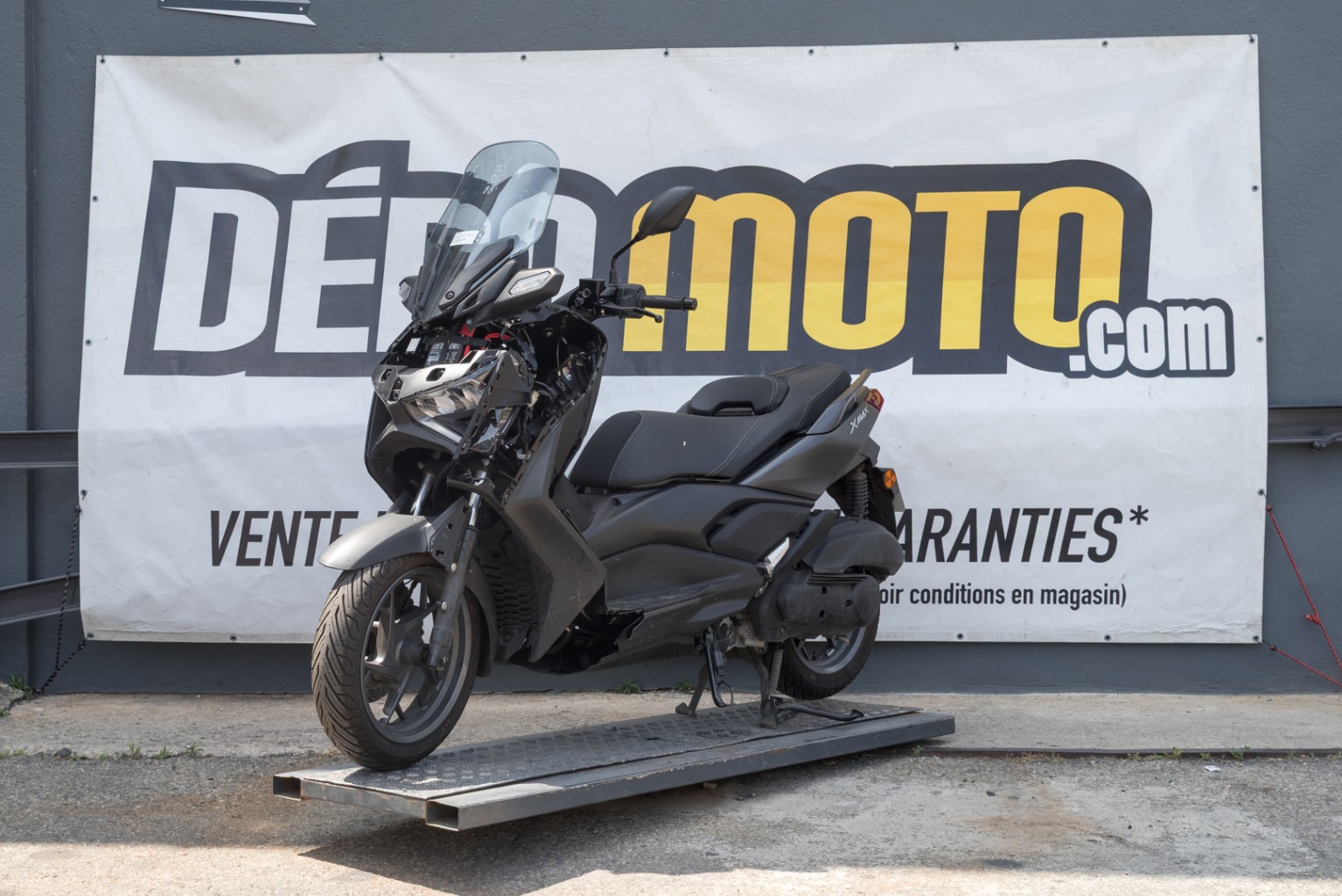 moto accidentée YAMAHA XMAX 125