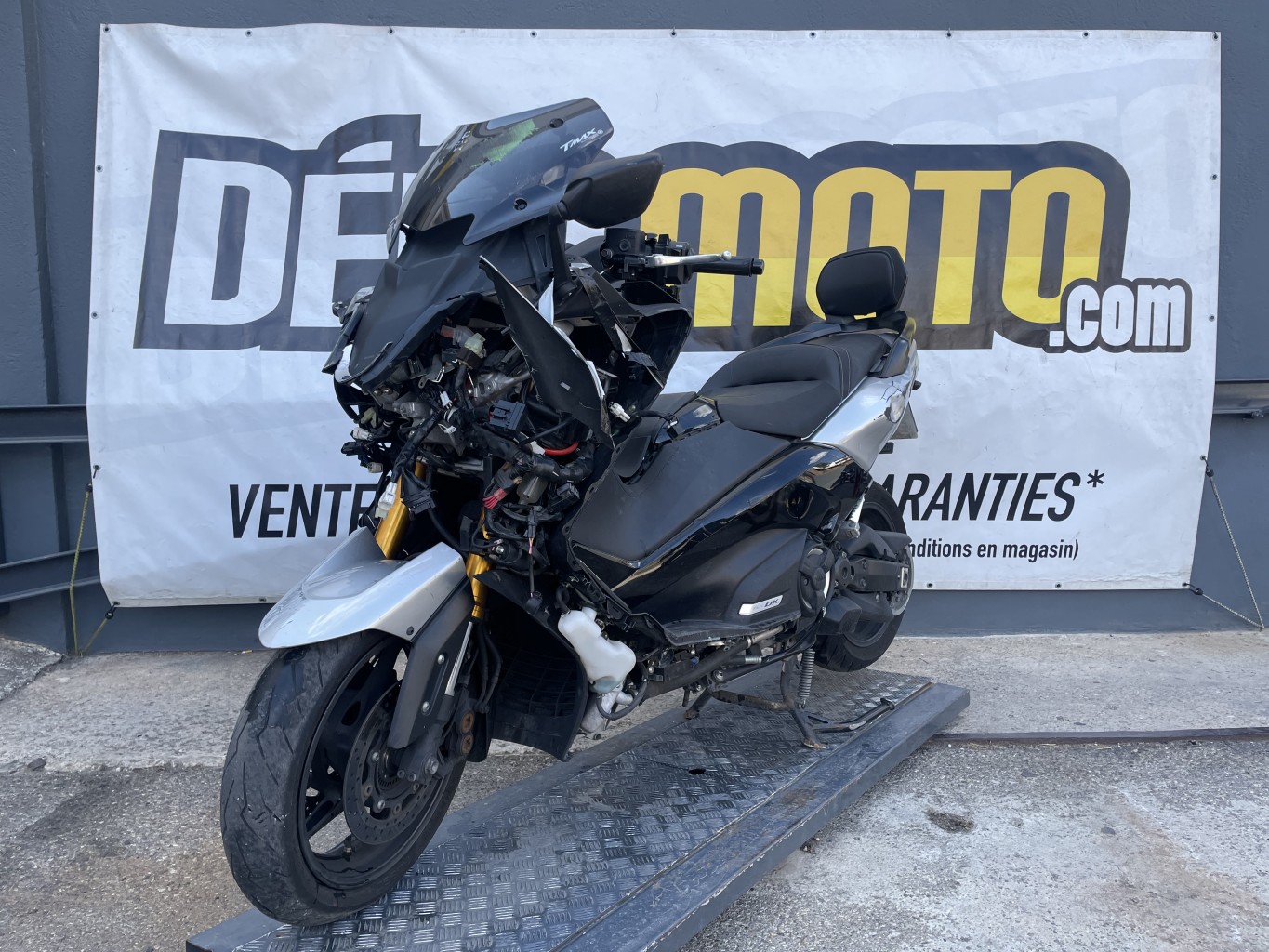 moto accidentée YAMAHA TMAX 530