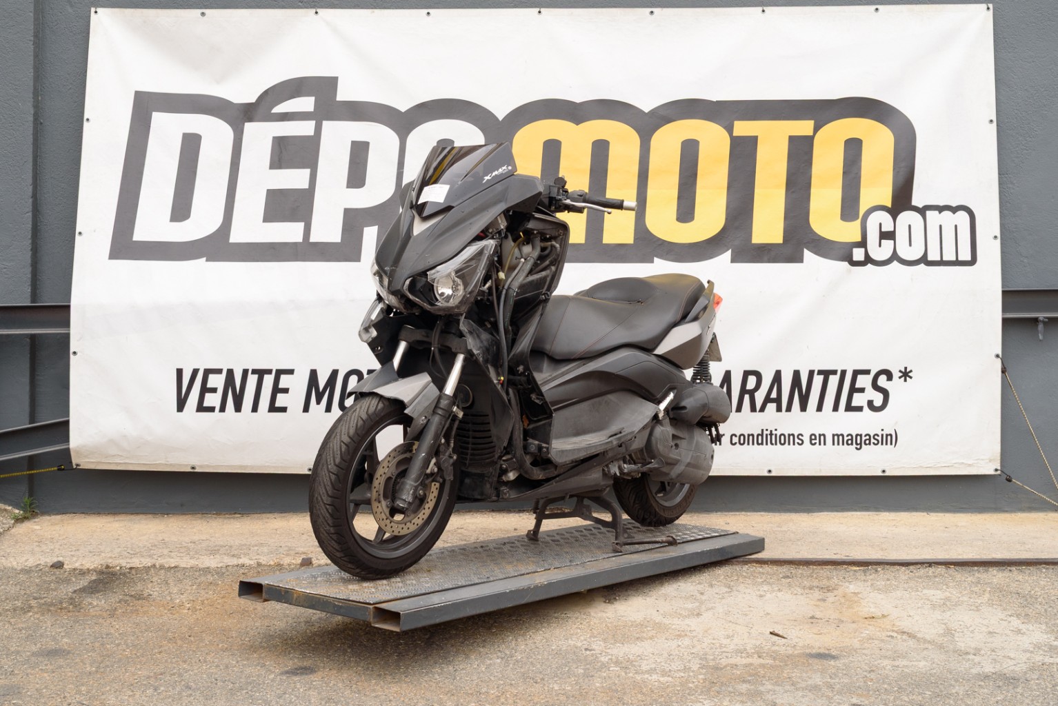 moto accidentée YAMAHA XMAX 125