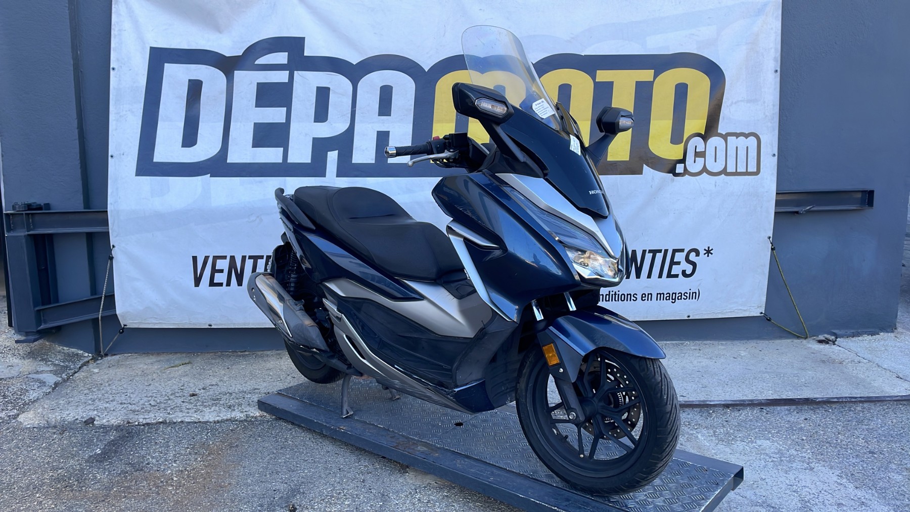 moto accidentée HONDA FORZA 300